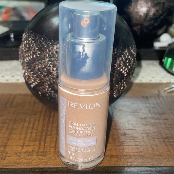 Revlon Illuminance Skin-Caring Foundation 213 - Picture 2 of 4